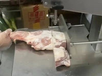 منشار تقطيع لحم بالعظم آلي شريطي